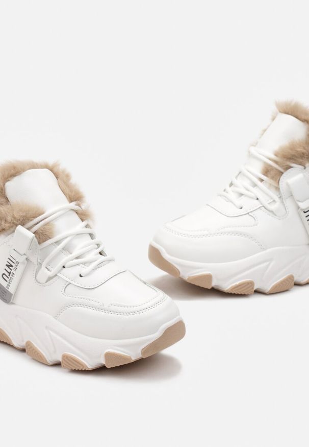 Born2be - Białe Masywne Sneakersy na Grubej Podeszwie ze Sznurowaniem i Futerkiem Getnia. Kolor: biały. Materiał: futro. Szerokość cholewki: normalna