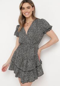 Born2be - Czarna Sukienka z Gumką w Talii z Kopertowym Dekoltem Ianveia. Kolor: czarny. Typ sukienki: kopertowe #1