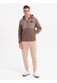 Ombre Clothing - Lekka męska kurtka z łączonych materiałów z kapturem i ozdobnym pikowaniem – jasnobrązowa V2 OM-JANP-0160 - XXL. Okazja: na co dzień. Typ kołnierza: kaptur. Kolor: brązowy. Materiał: materiał. Wzór: aplikacja. Styl: casual #5