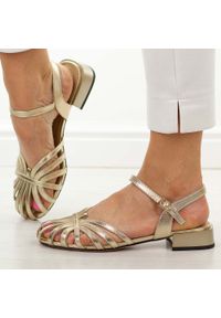 Złote skórzane sandały damskie T.Sokolski 481. Okazja: na co dzień. Nosek buta: okrągły. Kolor: złoty. Materiał: skóra. Sezon: wiosna, lato. Obcas: na obcasie. Styl: casual, elegancki. Wysokość obcasa: niski #1