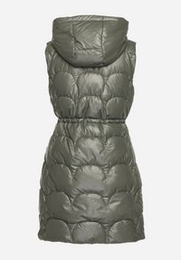 Born2be - Jasnozielona Pikowana Kamizelka Bezrękawnik z Kapturem Zapinana na Zamek Amitri. Typ kołnierza: kaptur. Kolor: zielony. Długość rękawa: bez rękawów #5