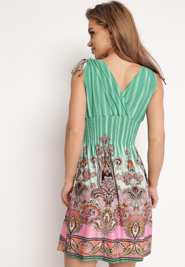 Born2be - Zielona Sukienka na Grubych Ramiączkach z Kopertową Górą o Rozkloszowanym Kroju Rissaline. Kolor: zielony. Długość rękawa: na ramiączkach. Wzór: aplikacja. Typ sukienki: kopertowe. Styl: klasyczny, elegancki