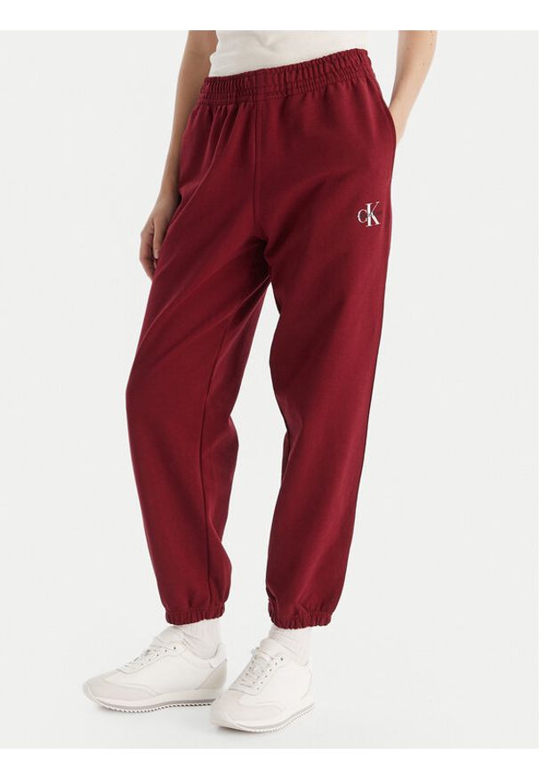 Calvin Klein Jeans Spodnie dresowe Monologo LV047B235G Bordowy Regular Fit. Kolor: czerwony. Materiał: bawełna