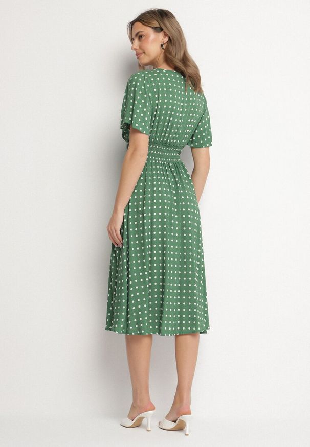 Born2be - Zielona Sukienka z Bawełny Rozkloszowana w Kropki Toliennea. Okazja: na co dzień. Kolor: zielony. Materiał: bawełna. Wzór: kropki. Styl: elegancki, casual