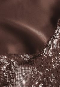 Born2be - Brązowa Satynowa Spódnica Ozdobiona Koronką Milori. Okazja: na spotkanie biznesowe. Kolor: brązowy. Materiał: satyna, koronka. Wzór: aplikacja, koronka. Sezon: wiosna, lato. Styl: biznesowy, klasyczny #7