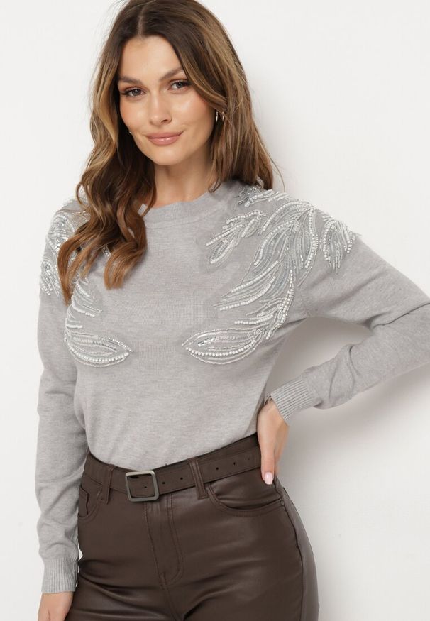 Born2be - Jasnoszary Sweter z Bawełną Ozdobiony Cekinami Leanelwen. Okazja: na co dzień. Kolor: szary. Materiał: bawełna. Wzór: aplikacja. Styl: casual, elegancki
