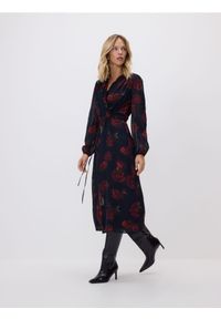 Reserved - Sukienka z nadrukiem w róże - czarny. Kolor: czarny. Materiał: wiskoza. Wzór: nadruk #1