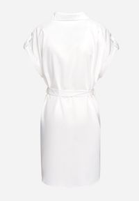 Born2be - Biała Koszulowa Sukienka o Rozkloszowanym Kroju z Paskiem w Talii Vikiana. Okazja: na spotkanie biznesowe. Kolor: biały. Długość rękawa: krótki rękaw. Typ sukienki: koszulowe. Styl: elegancki, biznesowy #3