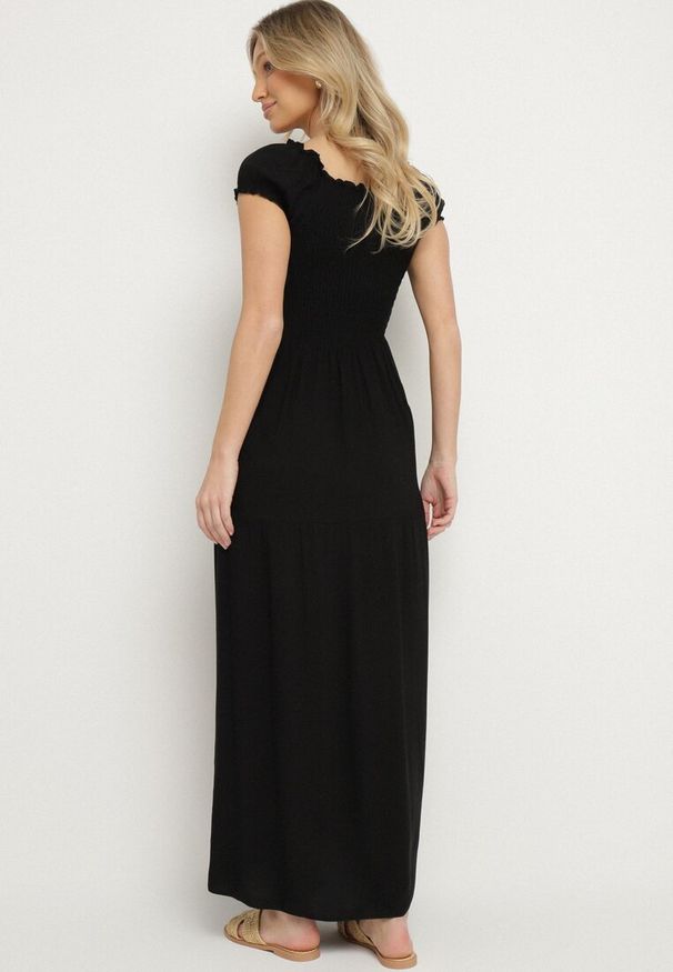 Born2be - Czarna Wiskozowa Sukienka Hiszpanka z Marszczoną Górą Jenanira. Okazja: na co dzień. Typ kołnierza: dekolt hiszpanka. Kolor: czarny. Materiał: wiskoza. Styl: casual, klasyczny