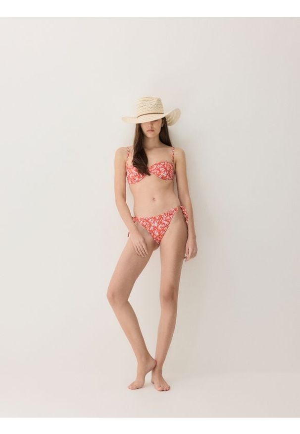 Reserved - Dół od bikini - czerwony. Kolor: czerwony. Materiał: dzianina