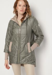 Born2be - Zielona Pikowana Kurtka z Kapturem i Przedłużonym Tyłem Tulara. Okazja: na co dzień. Typ kołnierza: kaptur. Kolor: zielony. Materiał: jeans. Wzór: aplikacja. Styl: casual, elegancki #6