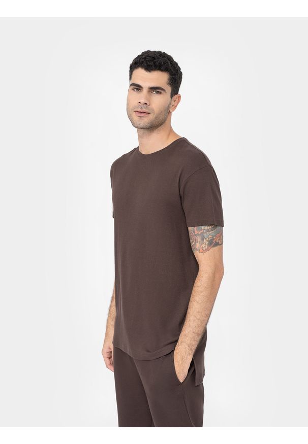 4f - T-shirt regular z prążkowanej dzianiny męski. Kolor: brązowy. Materiał: dzianina, prążkowany