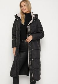 Born2be - Czarna Długa Kurtka Pikowana z Kapturem i Bocznymi Suwakami Aruvitta. Okazja: na co dzień. Typ kołnierza: kaptur. Kolor: czarny. Materiał: zamsz, jeans, dresówka, poliester. Długość: długie. Wzór: ze splotem. Styl: sportowy, casual, elegancki #7