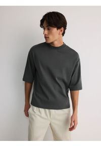 Reserved - Gładki T-shirt oversize - ciemnoszary. Kolor: szary. Materiał: bawełna, dzianina. Wzór: gładki