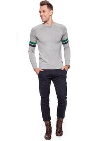 Wrangler - MĘSKI SWETER WRANGLER RAGLAN KNIT MID GREY MEL W8615PR37. Kolor: szary. Materiał: bawełna, dzianina. Długość rękawa: raglanowy rękaw. Wzór: melanż, aplikacja #2