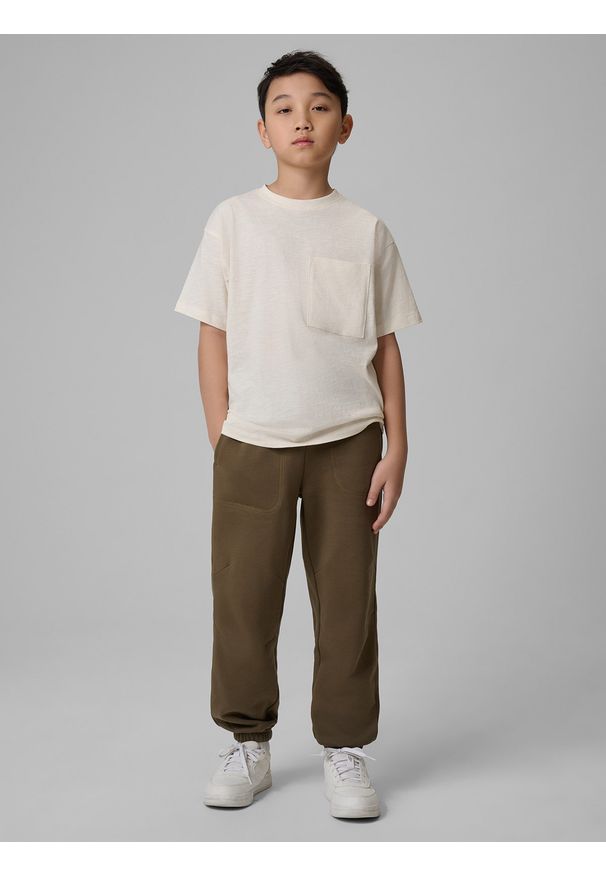 4f - 4F Spodnie dresowe joggery chłopięce - khaki 158 (12-13 lat). Okazja: na co dzień, na uczelnię. Kolor: oliwkowy, brązowy, wielokolorowy. Materiał: dresówka. Sezon: lato. Styl: casual