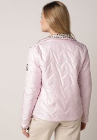 Born2be - Różowa Dwustronna Kurtka Pikowana Ozdobiona Naszywką i Panterką Nemopis. Okazja: na co dzień. Kolor: różowy. Materiał: jeans. Wzór: motyw zwierzęcy, aplikacja. Styl: casual #5
