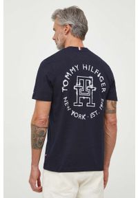 TOMMY HILFIGER - Tommy Hilfiger t-shirt bawełniany kolor granatowy z nadrukiem. Kolor: niebieski. Materiał: bawełna. Wzór: nadruk. Styl: klasyczny #1