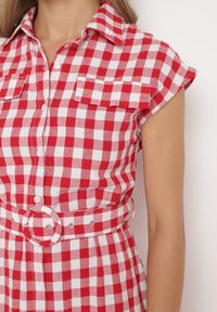 Born2be - Czerwona Bawełniana Sukienka w Kratę o Koszulowym Kroju na Guziki z Paskiem i Klamrą Qelatia. Okazja: na spotkanie biznesowe. Kolor: czerwony. Materiał: bawełna. Typ sukienki: koszulowe. Styl: elegancki, biznesowy #6