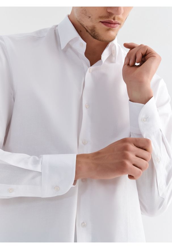 Pako Lorente - PAKO LORENTE – Koszula męska w kolorze białym P000B-1X-057-B-R. Typ kołnierza: kołnierzyk klasyczny. Kolor: biały. Materiał: bawełna. Długość rękawa: długi rękaw. Długość: długie. Wzór: gładki. Styl: klasyczny, elegancki