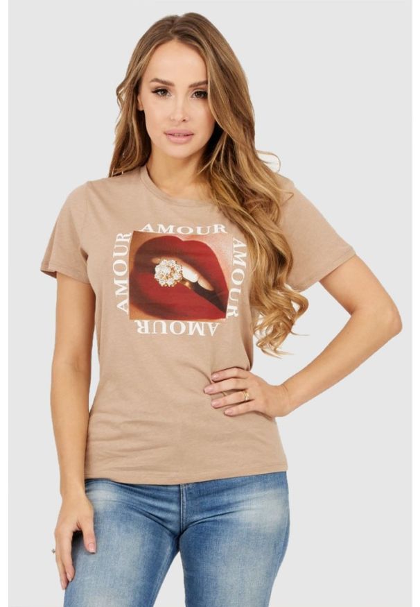 Guess - GUESS Beżowy t-shirt damski z nadrukiem amour. Kolor: beżowy. Materiał: bawełna. Wzór: nadruk
