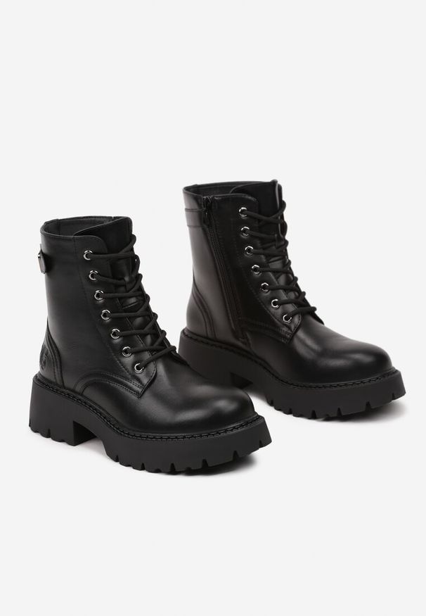 Renee - Czarne Botki Workery Vices z Ozdobną Sprzączką przy Cholewce Deosia. Okazja: na co dzień. Zapięcie: sprzączka. Kolor: czarny. Materiał: jeans, skóra. Szerokość cholewki: normalna. Obcas: na płaskiej podeszwie. Styl: casual