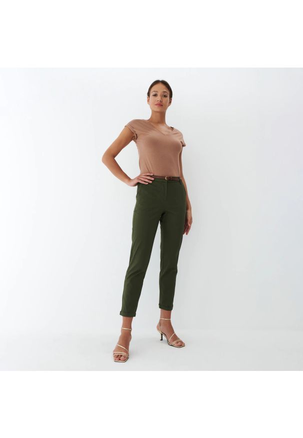 Mohito - Spodnie chino slim - Khaki. Kolor: brązowy