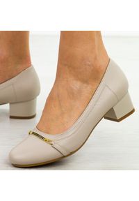 Czółenka Wt damskie na obcasie M.Daszyński Sa210-12. Okazja: na co dzień, na spotkanie biznesowe, na ślub cywilny, na wesele, na imprezę. Nosek buta: okrągły. Kolor: beżowy. Szerokość cholewki: normalna. Wzór: aplikacja. Materiał: skóra. Sezon: wiosna, lato. Obcas: na obcasie. Styl: casual, biznesowy, elegancki, klasyczny. Wysokość obcasa: średni #1