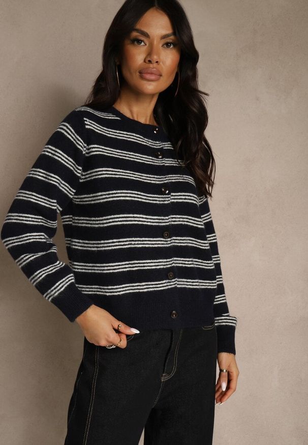 Renee - Granatowy Kardigan z Dodatkiem Wełny Zdobiony Wzorem w Paski i Narzutką Fedira. Okazja: na co dzień. Kolor: niebieski. Materiał: wełna. Długość: krótkie. Wzór: aplikacja, paski. Styl: casual, klasyczny