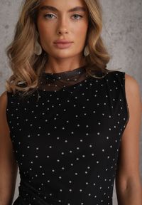 Renee - Czarna Dopasowana Sukienka w Groszki z Dekoltem Łódką Jennirina. Typ kołnierza: dekolt w łódkę. Kolor: czarny. Wzór: grochy. Typ sukienki: dopasowane. Styl: retro. Długość: mini #5