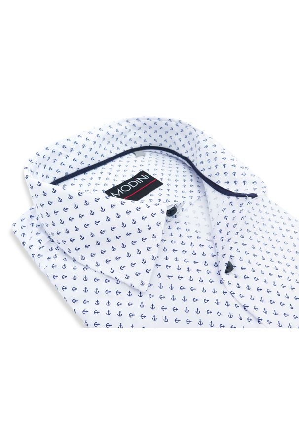 Modini - Biała koszula w granatowe kotwice A56. Kolor: biały, wielokolorowy, niebieski. Materiał: bawełna, poliester, tkanina. Długość: długie. Styl: klasyczny