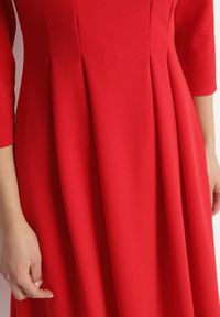 Born2be - Czerwona Rozkloszowana Sukienka Ozdobiona Przeszyciami Reamira. Okazja: na co dzień. Typ kołnierza: dekolt w łódkę. Kolor: czerwony. Wzór: aplikacja. Styl: casual, elegancki #2