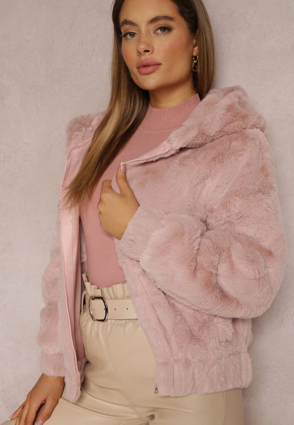 Renee - Jasnoróżowa Kurtka Futerko Teddy Oversize Fofana. Kolor: różowy. Materiał: futro