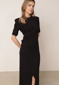 Born2be - Czarna Bawełniana Sukienka T-shirtowa z Marszczeniem Podkreślającym Talię Timiore. Okazja: na co dzień. Kolor: czarny. Materiał: bawełna. Wzór: gładki. Sezon: lato. Typ sukienki: proste. Styl: casual #3