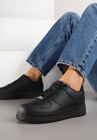 Born2be - Czarne Skórzane Sneakersy Ozdobione Perforacją Rilurea. Okazja: na co dzień. Kolor: czarny. Materiał: skóra. Wzór: aplikacja