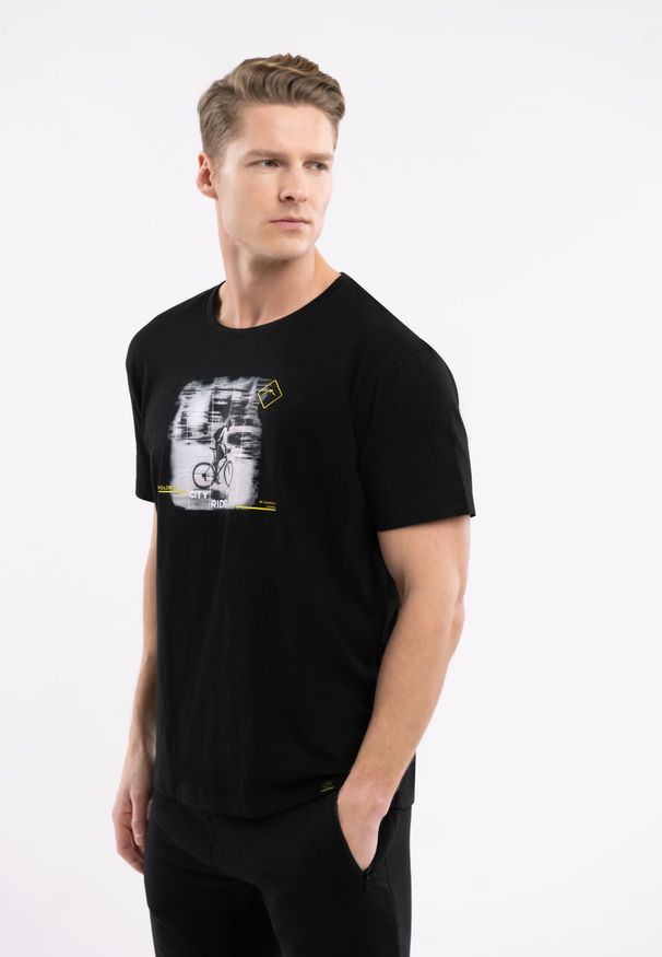 Volcano - T-shirt z printem, Comfort Fit, T-BILLY. Kolor: czarny. Materiał: bawełna, materiał. Długość rękawa: krótki rękaw. Długość: krótkie. Wzór: nadruk. Styl: klasyczny