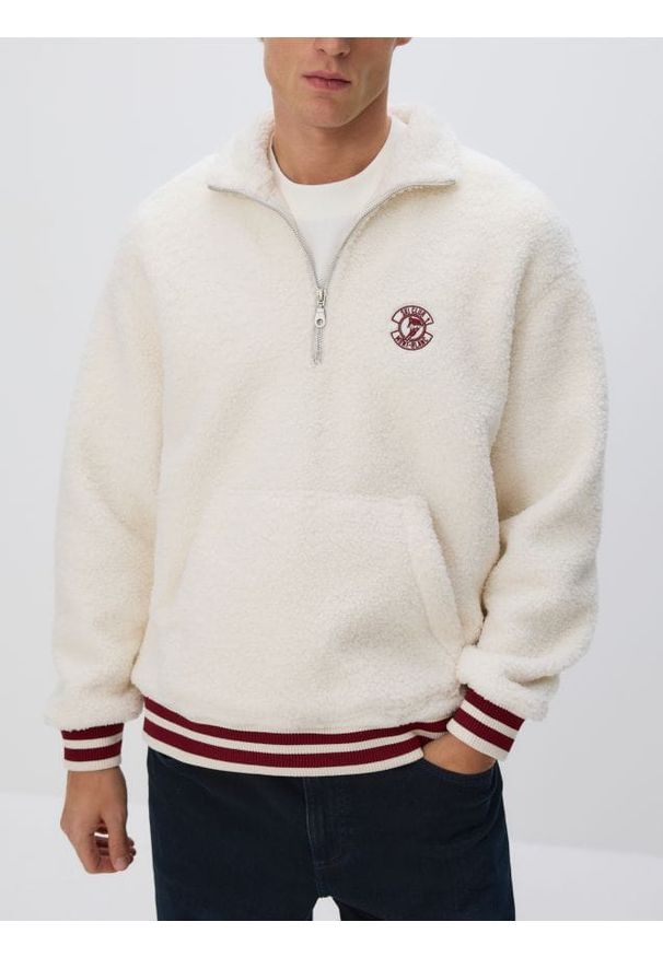 Reserved - Polarowa bluza ze stójką - złamana biel. Typ kołnierza: kołnierzyk stójkowy. Materiał: polar