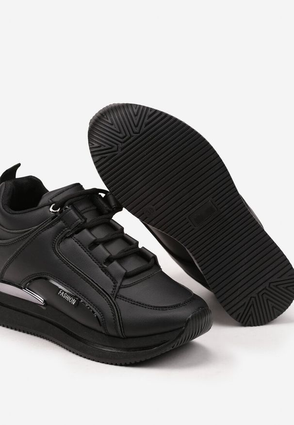 Renee - Czarne Sneakersy na Koturnie Ozdobione Metalicznymi Aplikacjami Noresi. Okazja: na co dzień. Kolor: czarny. Materiał: jeans. Wzór: aplikacja. Obcas: na koturnie