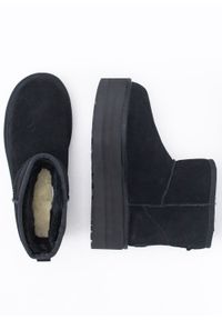 Ugg - Buty zimowe damskie czarne UGG W CLASSIC MINI PLATFORM. Kolor: czarny. Materiał: lyocell, poliester, skóra, zamsz, wełna. Szerokość cholewki: normalna. Wzór: aplikacja. Sezon: zima. Obcas: na platformie