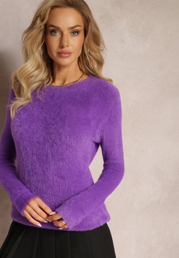 Renee - Fioletowy Puchaty Sweter Wełniany Ourlla. Kolor: fioletowy. Materiał: wełna. Styl: klasyczny
