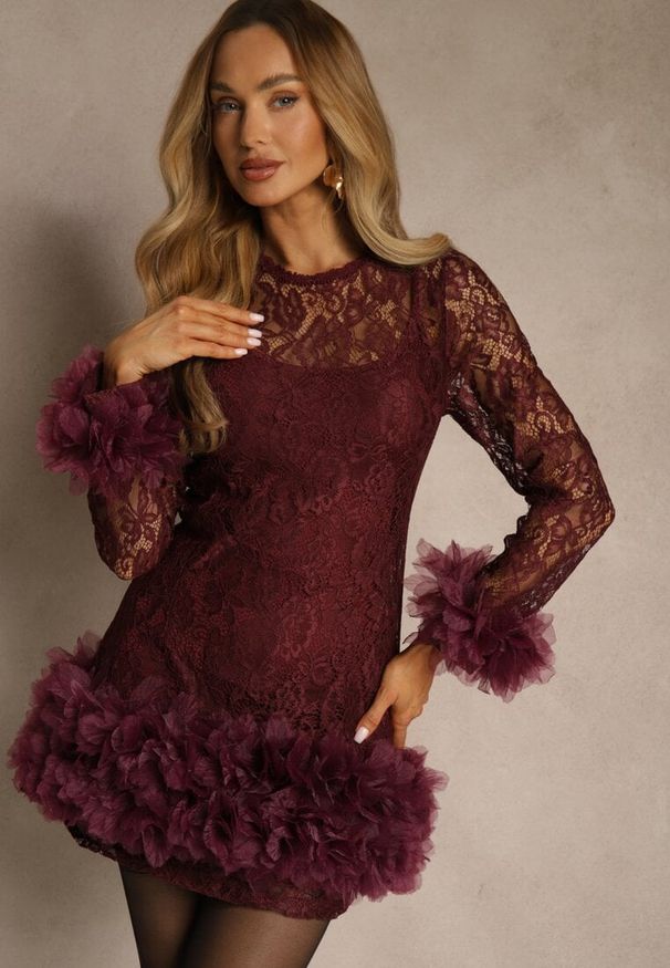 Renee - Bordowa Dopasowana Koronkowa Sukienka Koktajlowa z Tiulowymi Aplikacjami Kretalia. Okazja: na imprezę. Kolor: czerwony. Materiał: tiul, koronka. Długość rękawa: na ramiączkach. Wzór: aplikacja. Typ sukienki: dopasowane. Styl: wizytowy