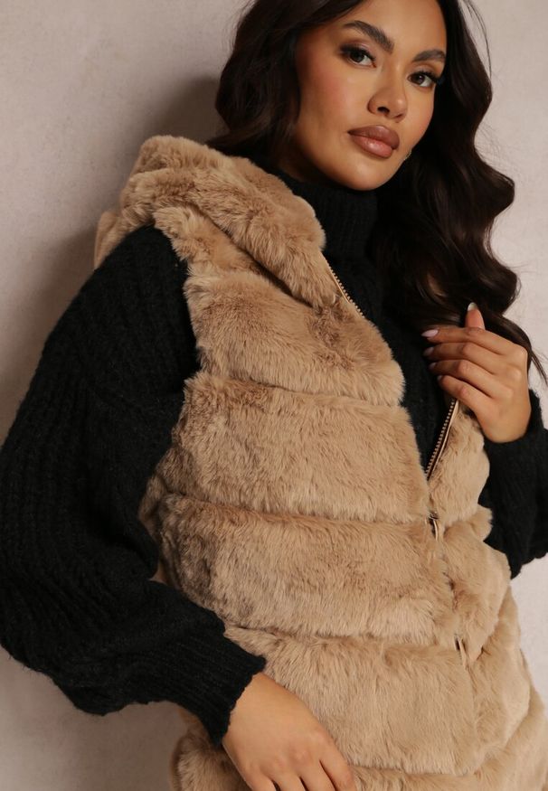 Renee - Ciemnobeżowa Kamizelka Futrzana z Kapturem Nedelcu. Typ kołnierza: kaptur. Kolor: beżowy. Materiał: futro. Sezon: zima, jesień