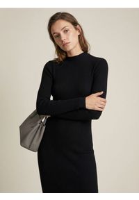 Sinsay - Prążkowana sukienka swetrowa - czarny. Kolor: czarny. Materiał: prążkowany