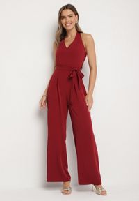Born2be - Bordowy Taliowany Kombinezon z Paskiem Wiązaniem i Odkrytymi Plecami Malurea. Okazja: na co dzień, na imprezę. Kolor: czerwony. Materiał: jeans. Sezon: lato. Styl: casual
