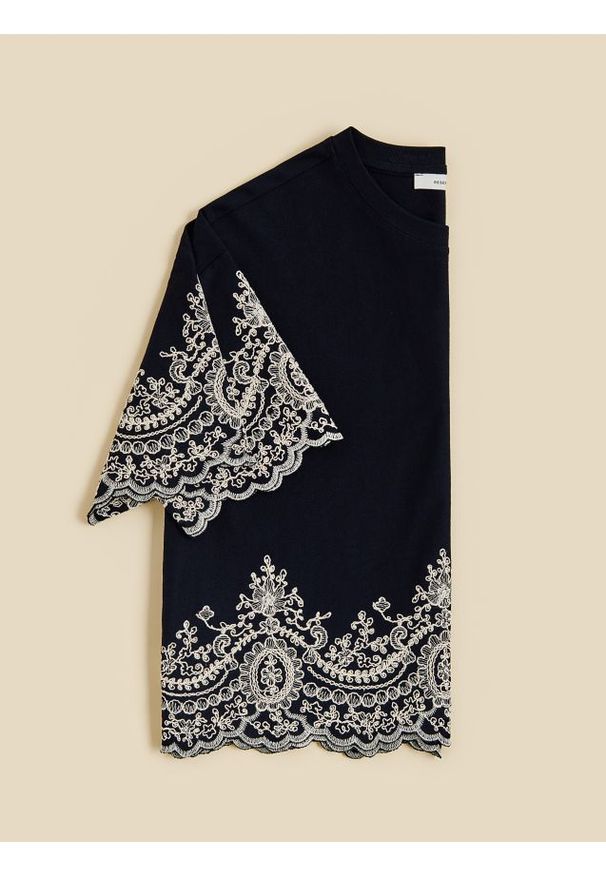 Reserved - T-shirt z ozdobnym haftem - czarny. Kolor: czarny. Materiał: dzianina, bawełna. Wzór: haft