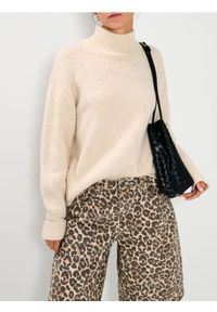 Sinsay - Prążkowany golf - beżowy. Typ kołnierza: golf. Kolor: beżowy. Materiał: prążkowany #1