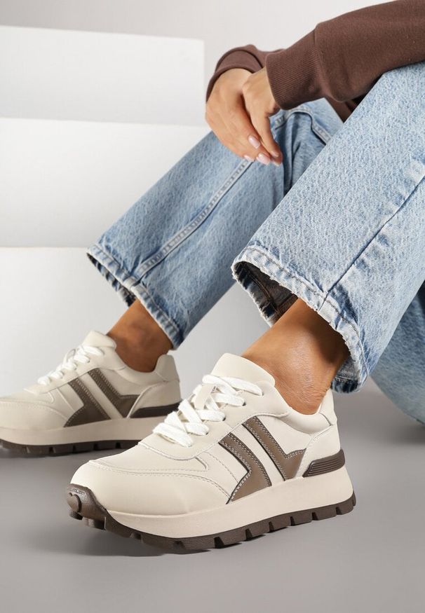Renee - Beżowe Sneakersy na Grubej Podeszwie Zdobione Przeszyciami Lulline. Okazja: na co dzień, na spacer. Kolor: beżowy. Materiał: jeans. Wzór: aplikacja. Sport: turystyka piesza