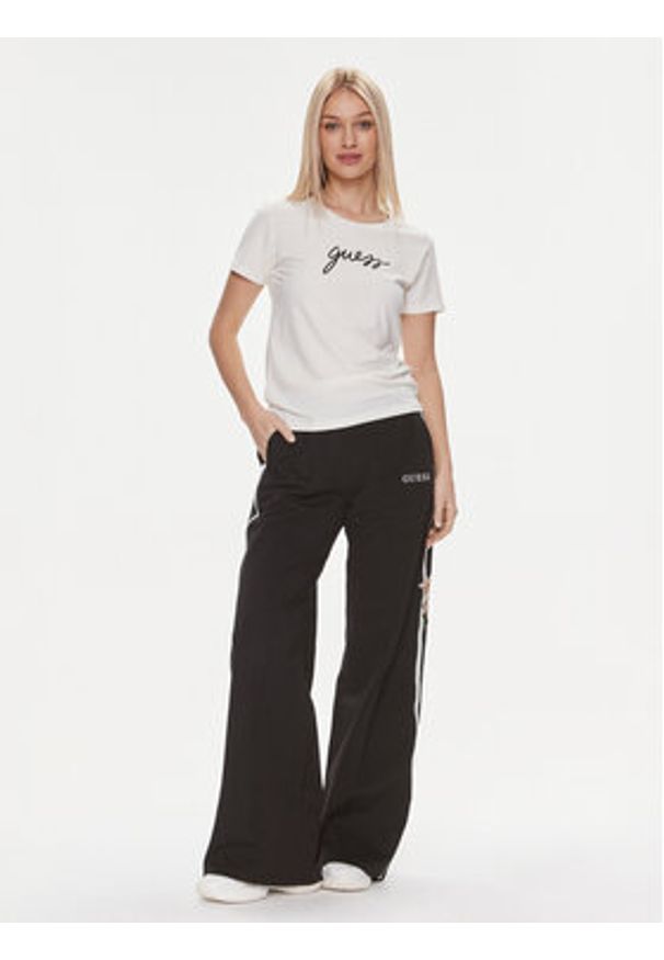 Guess T-Shirt Carrie O4RM09 KBBU1 Biały Regular Fit. Kolor: biały. Materiał: bawełna