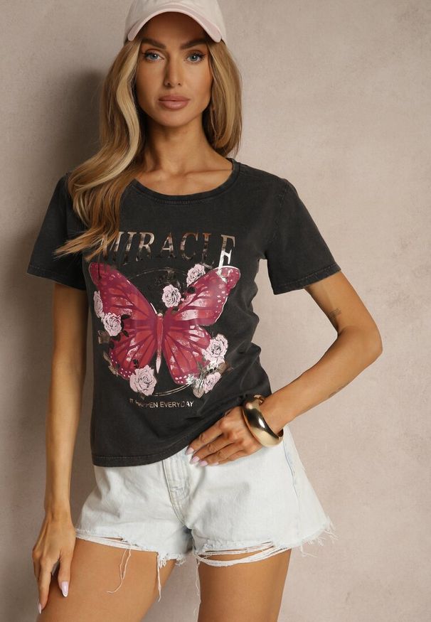 Renee - Czarny T-shirt z Bawełny Ozdobiony Motylem i Metalicznym Napisem Zariellea. Okazja: na co dzień. Kolor: czarny. Materiał: bawełna. Wzór: aplikacja, napisy. Styl: elegancki, casual
