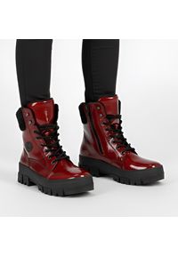 Czerwone Botki Rieker Lakierowane Buty Damskie. Okazja: na co dzień. Zapięcie: sznurówki. Kolor: czerwony. Materiał: lakier. Szerokość cholewki: normalna. Sezon: zima. Styl: casual, klasyczny #1